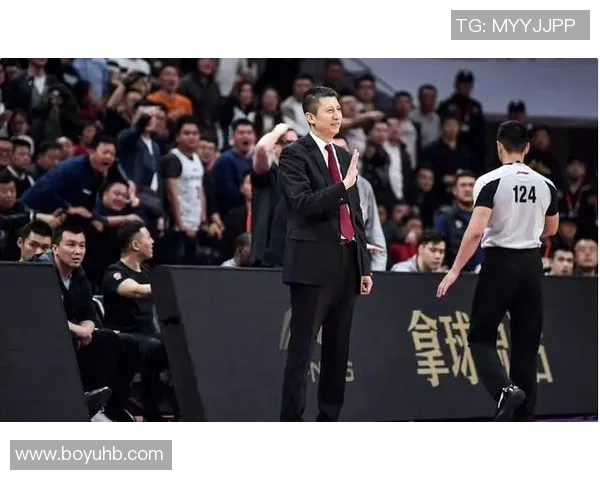重庆篮球队在总决赛中的灵活性展现与战术调整分析